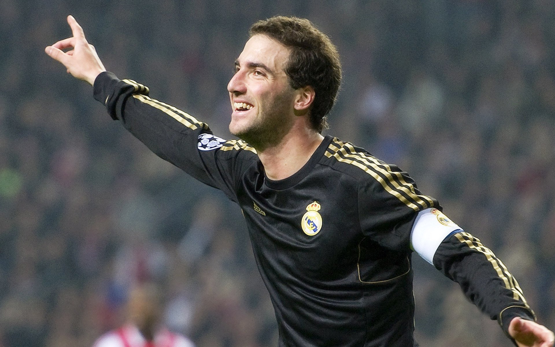 赛道与球场，双城记里的速度与激情