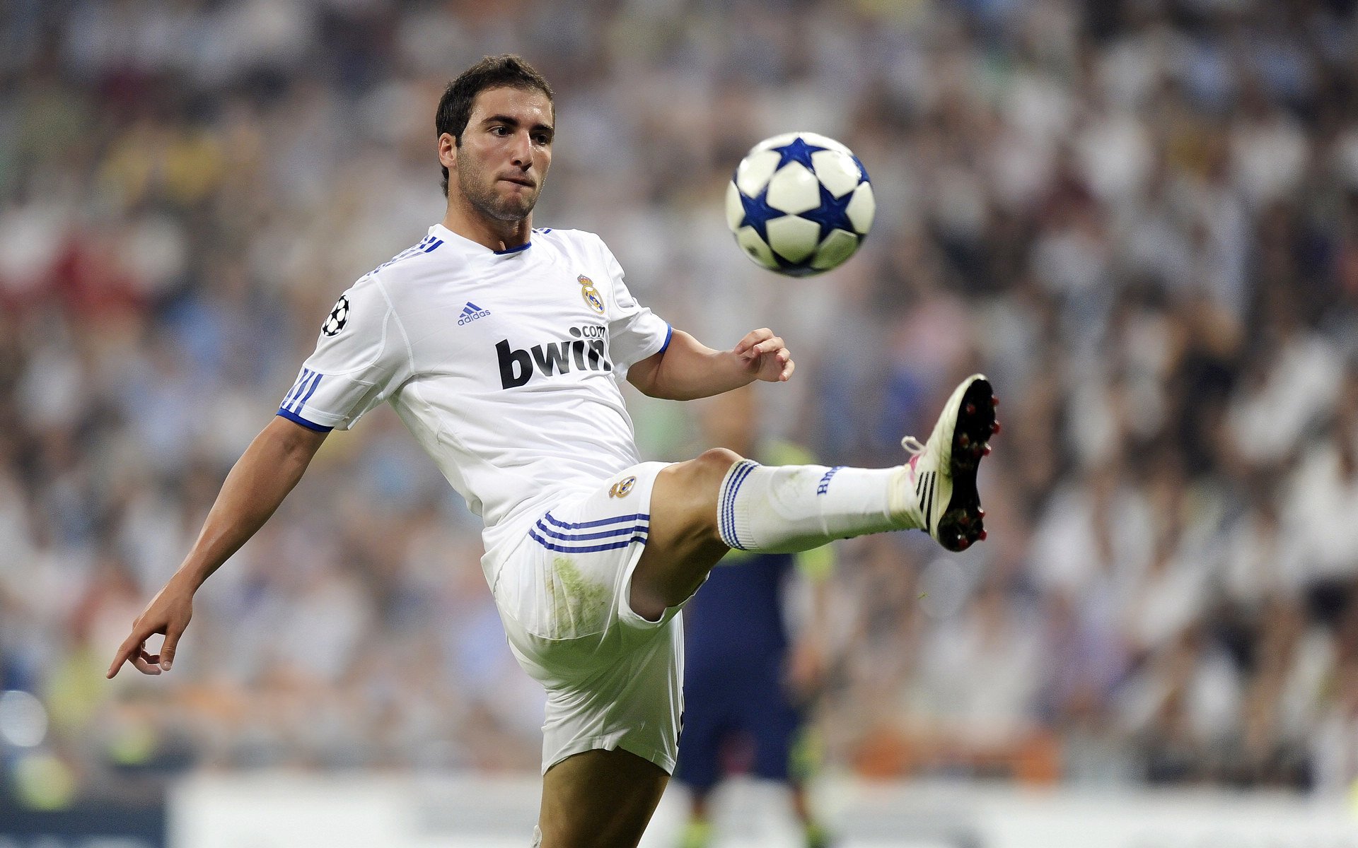 哈弗茨持续制造杀伤，哥伦比亚对阵智利上演南美足球的战术博弈